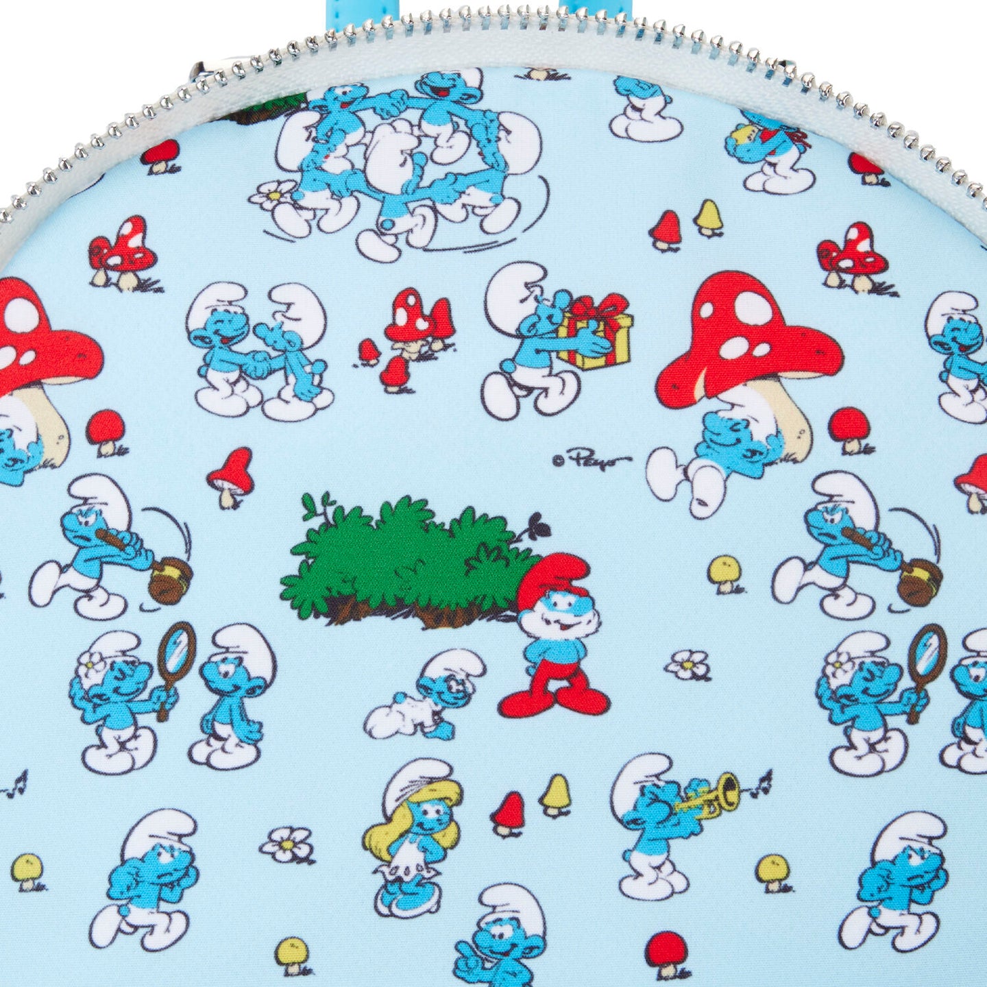 Présentation du sac à dos Smurfette Loungefly porté sur l'épaule, illustrant son style et sa taille compacte
