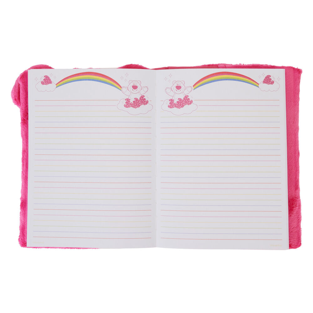 Détail du carnet peluche Lotso Loungefly montrant les appliqués et la finition argentée brillante.