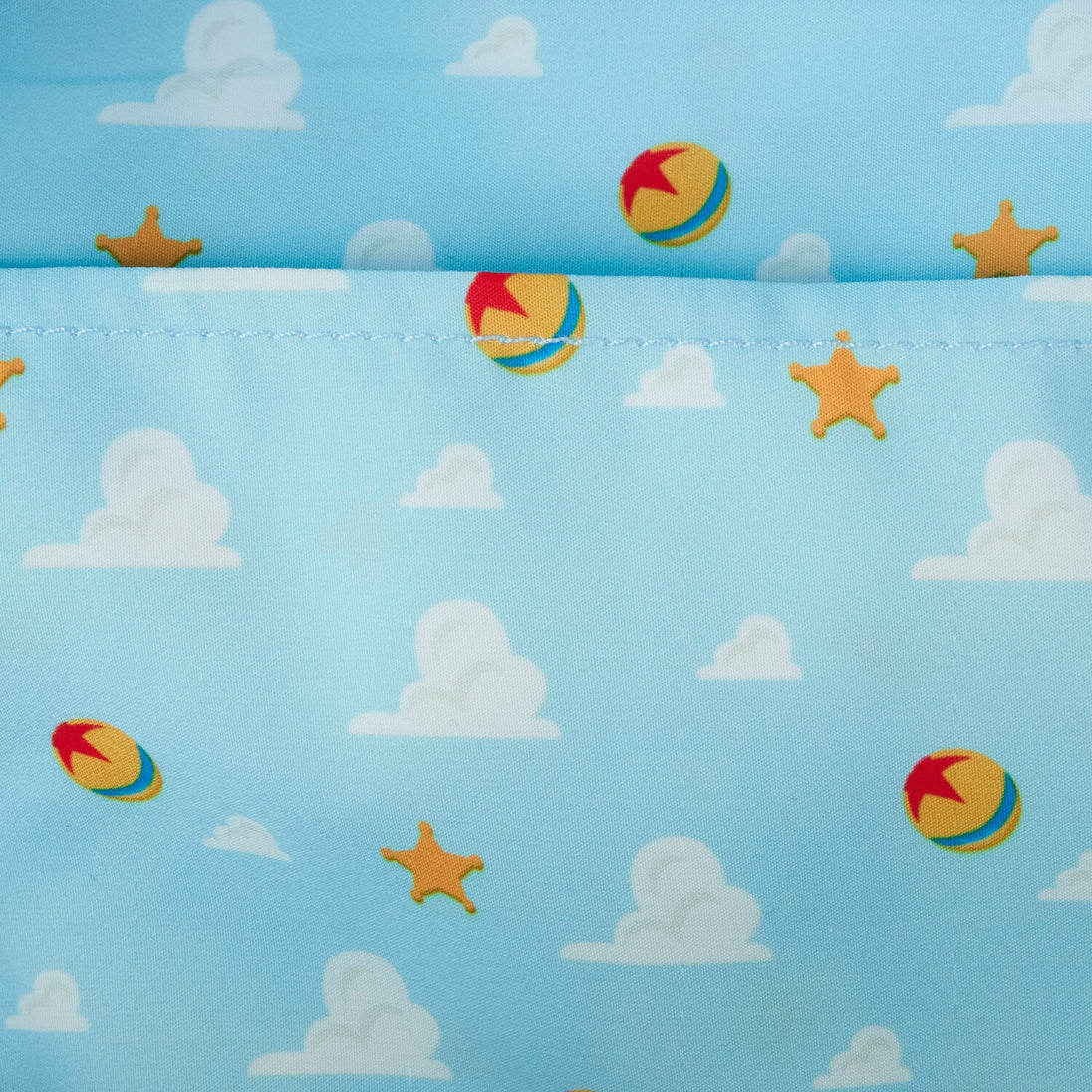 Profil latéral du sac à dos Toy Story montrant la forme compacte et les dimensions précises