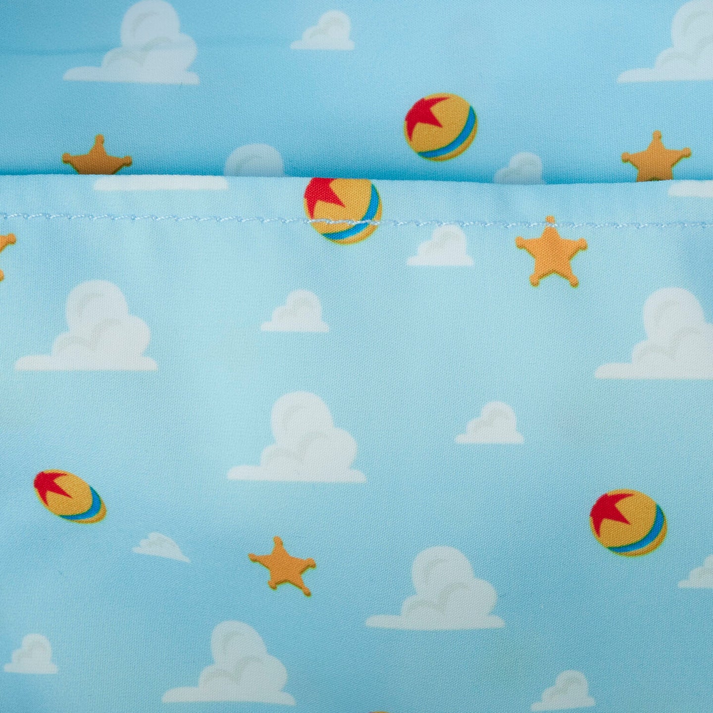 Profil latéral du sac à dos Toy Story montrant la forme compacte et les dimensions précises