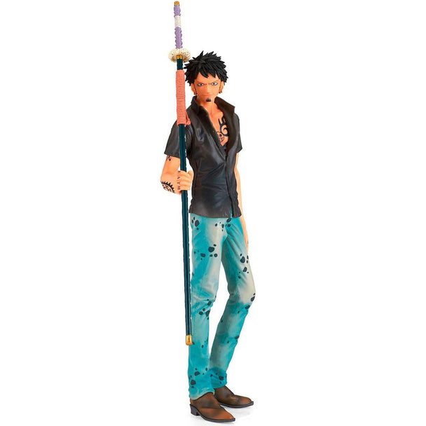 Figurine officielle Trafalgar Law One Piece de 30 cm par BANPRESTO, vue de face avec détails précis et couleurs vives.