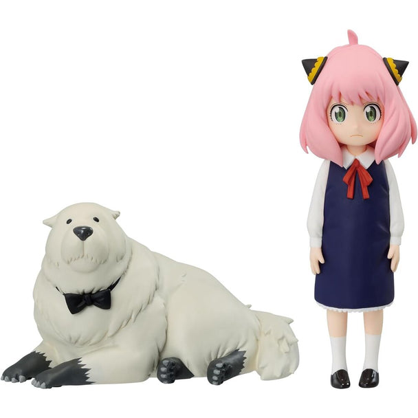 Gros plan sur la figurine BANPRESTO Spy X Family montrant les détails du visage d'Anya Forger
