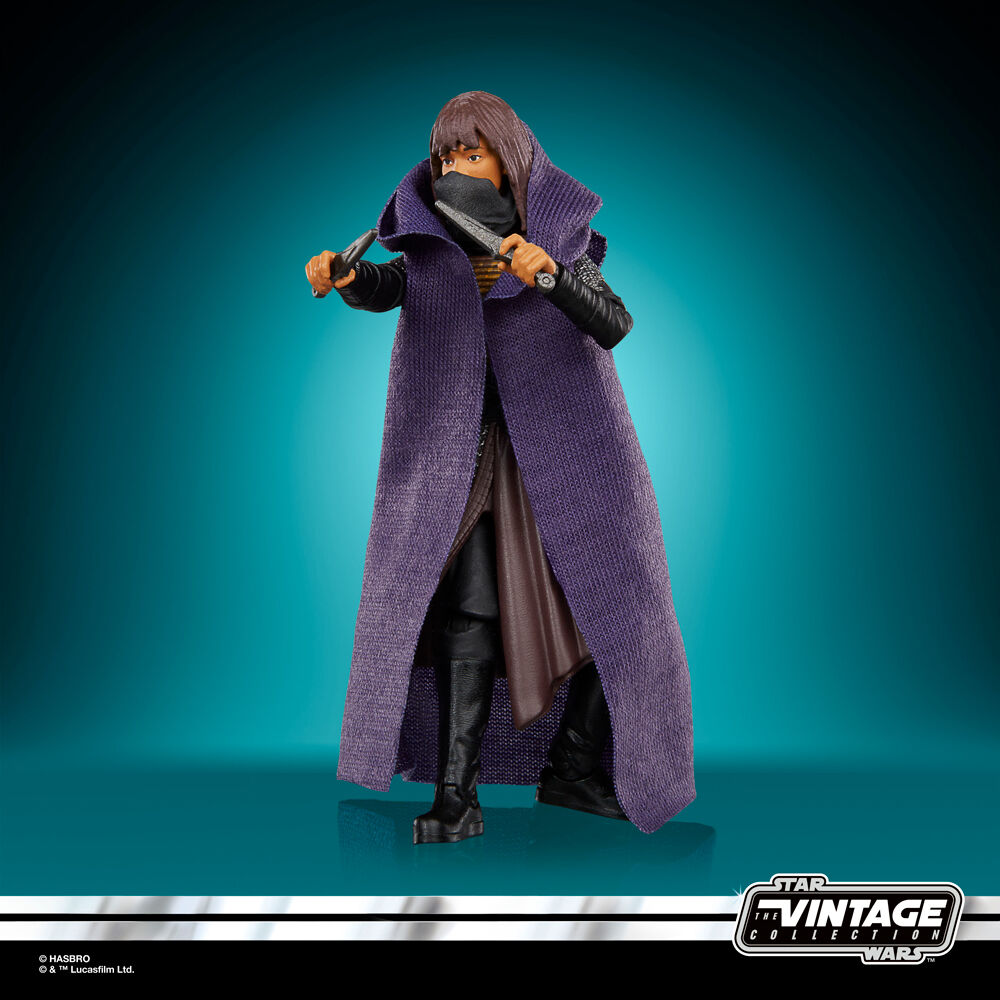 Figurine Mae Assassin en position dynamique avec arme dans la main droite