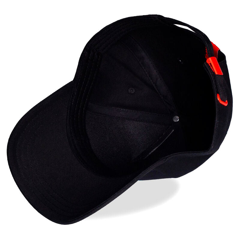 Casquette Bleach DIFUZED portée avec un look décontracté en extérieur
