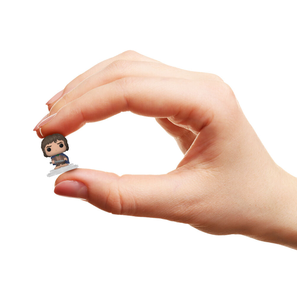 Zoom sur la figurine Bitty POP Frodo avec socle amovible et détails soignés