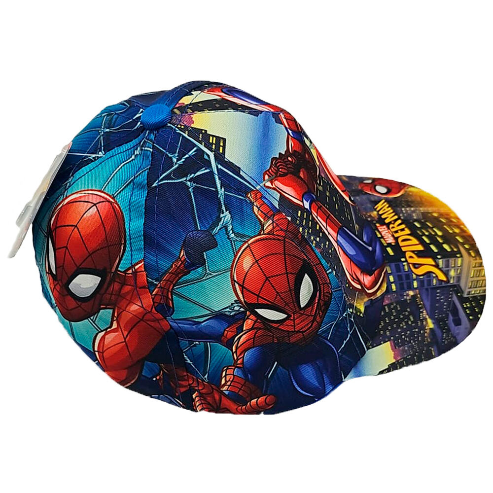 Détail de la casquette Spiderman montrant la texture polyester et le motif coloré