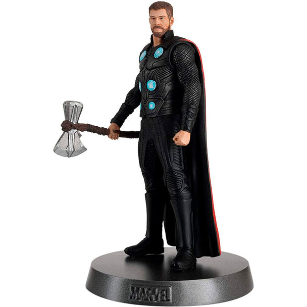 Détail rapproché de la tête de la figurine Thor montrant les traits précis et l'armure