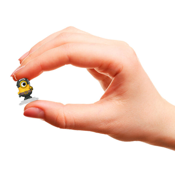 Zoom sur une figurine Bitty POP Minion FUNKO de 2,2 cm avec socle acrylique détachable pour exposition.