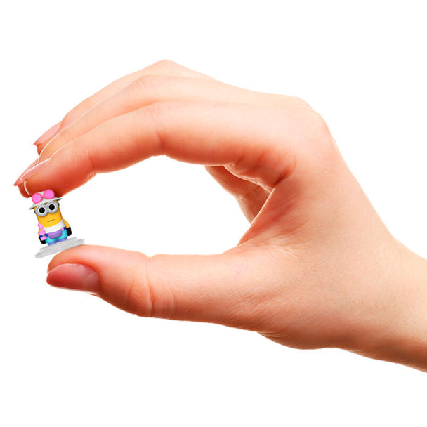 Gros plan sur une figurine Bitty POP Minion jaune de 2,2 cm dans son socle acrylique détachable