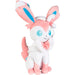 Peluche Pokémon Sylveon de 20 cm vue de face avec ses rubans caractéristiques et ses couleurs pastel.