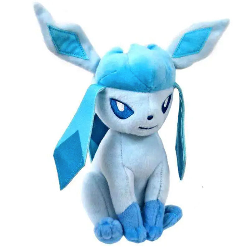 Peluche Pokémon Glaceon bleue de 24 cm, vue de face avec détails soignés et texture douce, fabriquée par JAZWARES.
