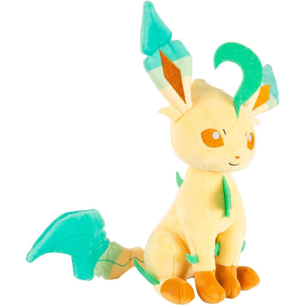 Peluche Leafeon posée sur fond blanc avec étiquette JAZWARES visible
