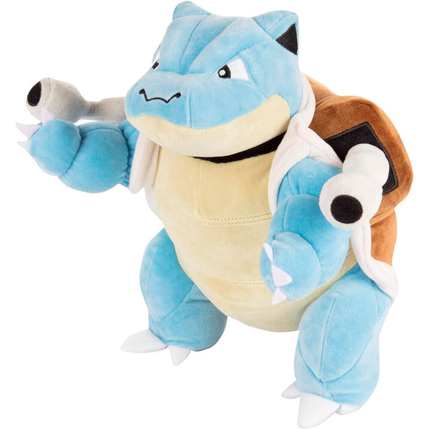 Détail du visage expressif de la peluche Blastoise JAZWARES, tissu doux et couleurs vives