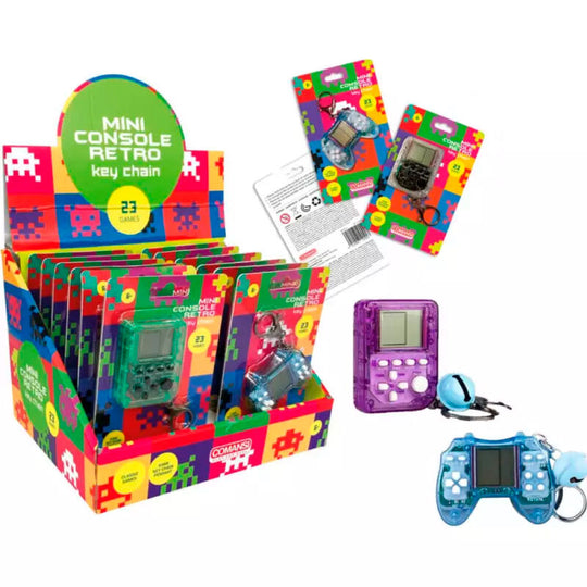 Vue rapprochée de la console rétro mini COMANSI avec écran allumé affichant un jeu classique