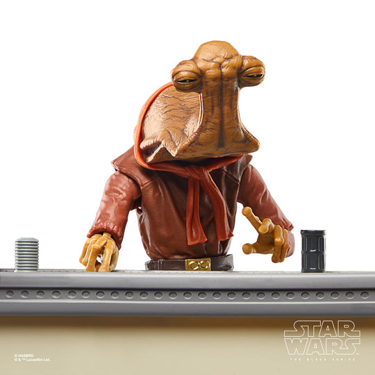 Figurine Momaw Nadon en position dynamique avec accessoires sur fond neutre blanc