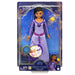 Poupée chantante Asha de Rosas Disney Wish avec robe rose et accessoires sur fond blanc