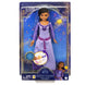 Poupée chantante Asha de Rosas Disney Wish avec robe rose et accessoires sur fond blanc