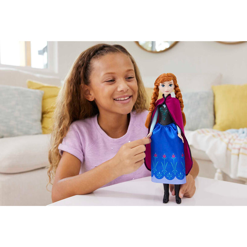 Poupée Anna Frozen avec ses deux tresses coiffées, prête pour le jeu