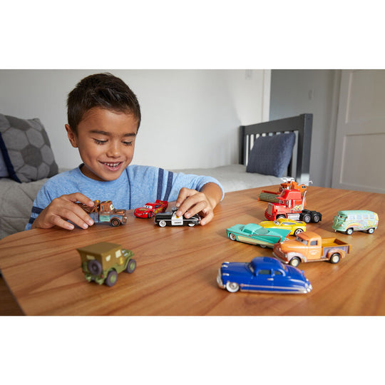 Vue rapprochée du véhicule métal Cars illustrant les finitions soignées et le logo MATTEL