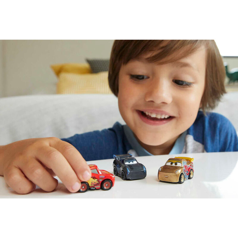 Voiture miniature Disney Pixar Cars en action lors d'une course imaginaire pour enfant