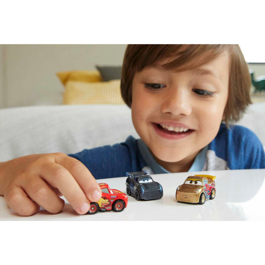 Voiture miniature Disney Pixar Cars en action lors d'une course imaginaire pour enfant