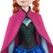 Poupée Anna Frozen tenant ses accessoires interchangeables pour changer de look