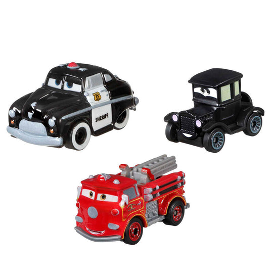 Enfant jouant avec les voitures Disney Pixar Cars, illustrant la taille compacte et maniable