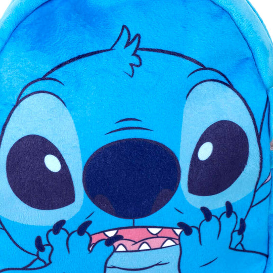 Sac à dos peluche Stitch Disney posé sur une table, montrant son volume et sa texture moelleuse