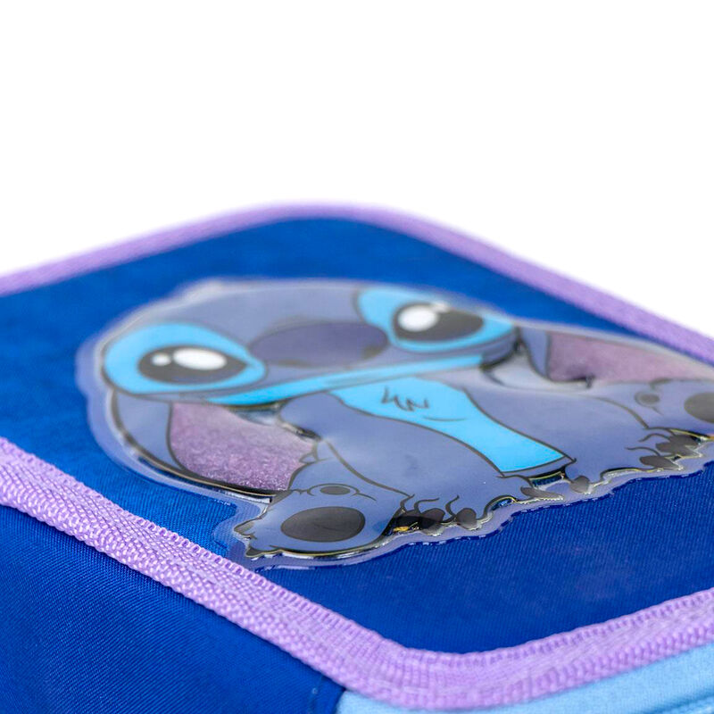 Trousse Stitch Disney posée sur un bureau avec fournitures scolaires à l'intérieur, démontrant son organisation pratique