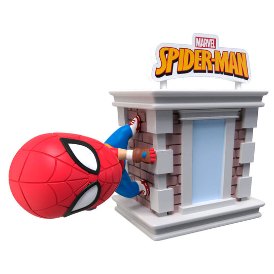Figurine Spiderman Tower Hero posée sur une tour miniature Marvel