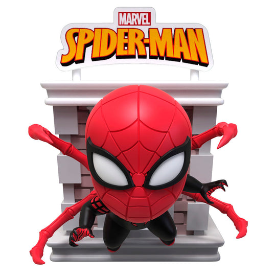 Gros plan sur les textures et couleurs vives de la figurine Marvel Spiderman