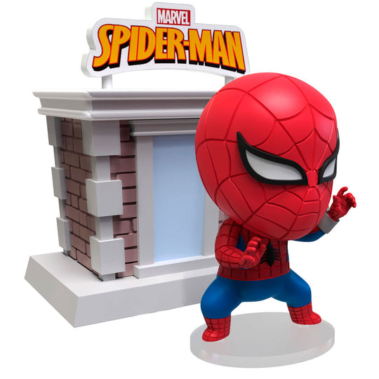 Figurine surprise Marvel Spiderman déballée sur fond neutre