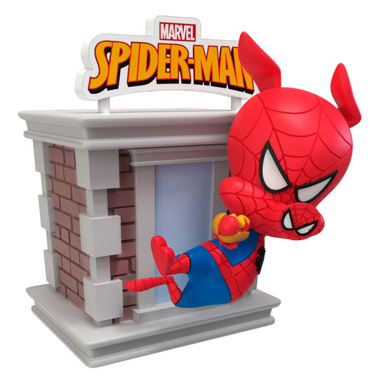 Figurine Marvel Spiderman Tower Hero posée sur un socle décoratif