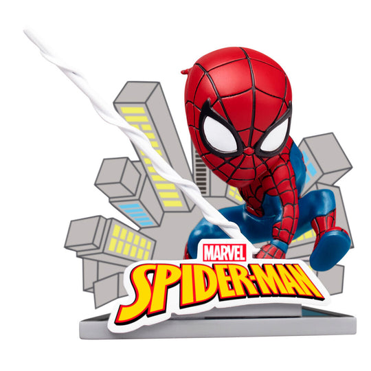 Figurine Spider-Man posée sur un socle transparent pour exposition