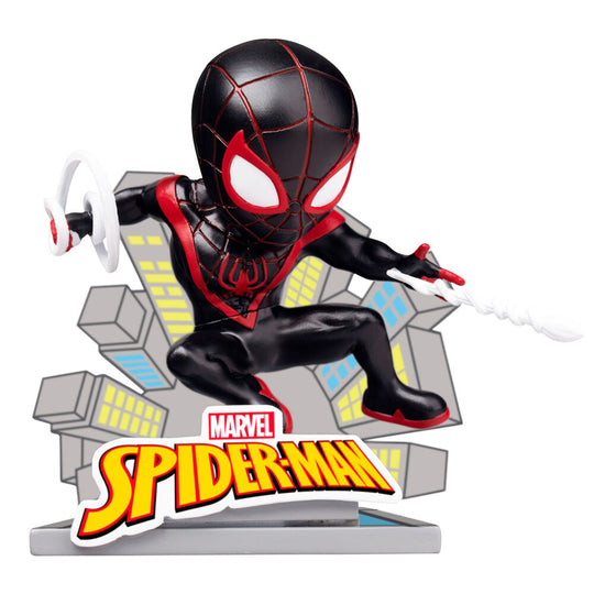 Zoom sur les détails du costume Spider-Man avec motifs emblématiques
