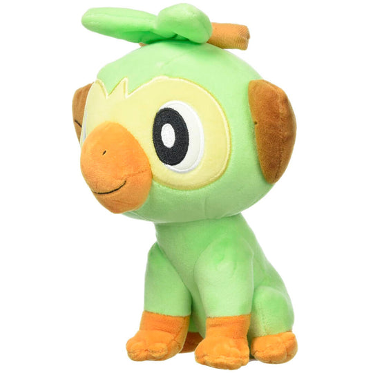 Peluche Grookey assise sur un fond blanc, idéale pour collectionneurs et fans de Pokémon