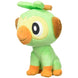 Peluche Grookey assise sur un fond blanc, idéale pour collectionneurs et fans de Pokémon