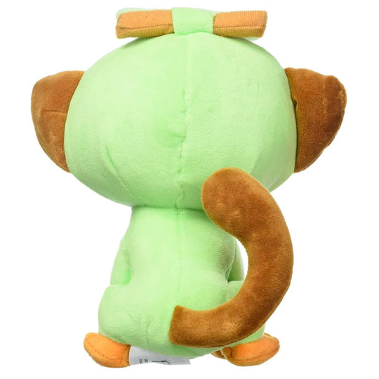 Vue latérale de la peluche Grookey 20 cm mettant en avant son design fidèle au personnage