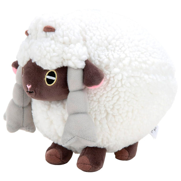 Zoom sur la peluche Wooloo montrant la texture moelleuse et les traits expressifs du visage