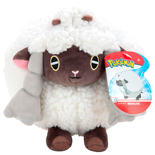 Peluche Wooloo posée sur une étagère, mettant en valeur sa taille compacte et son design officiel JAZWARES