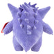 Détail du visage de la peluche Gengar montrant ses yeux rouges et ses dents pointues en tissu