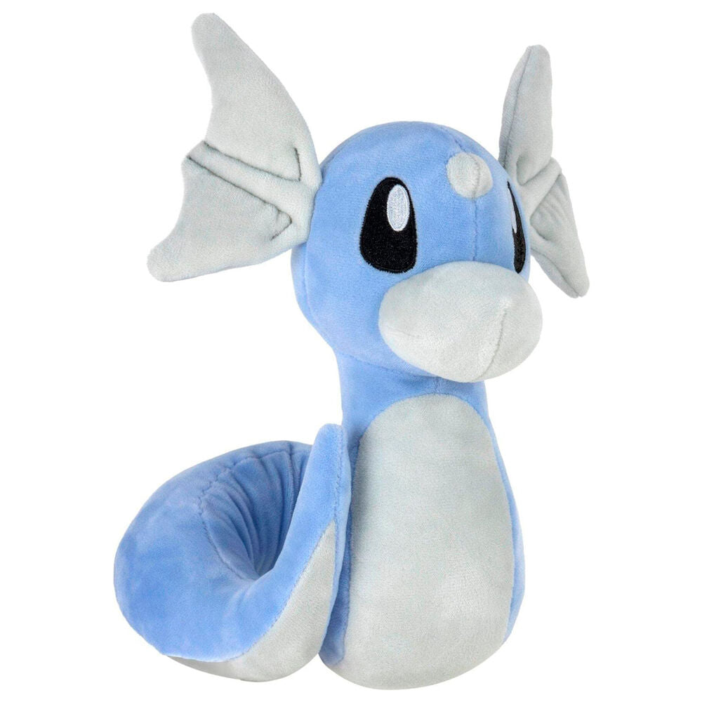 Zoom sur la texture douce et les finitions précises de la peluche Dratini Pokémon JAZWARES