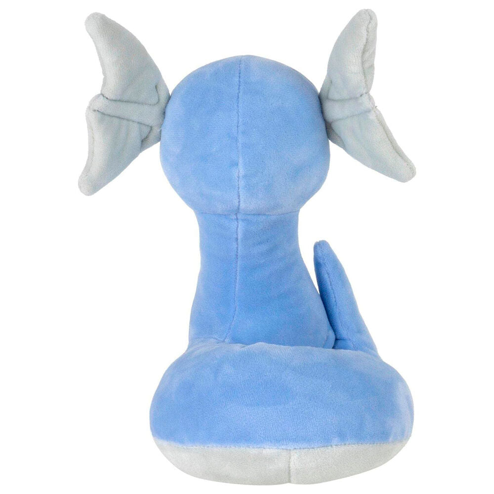 Peluche Dratini Pokémon posée sur fond neutre montrant sa taille compacte de 20 cm