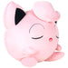 Peluche Jigglypuff endormi posée sur un fond blanc, mettant en avant sa taille de 45cm