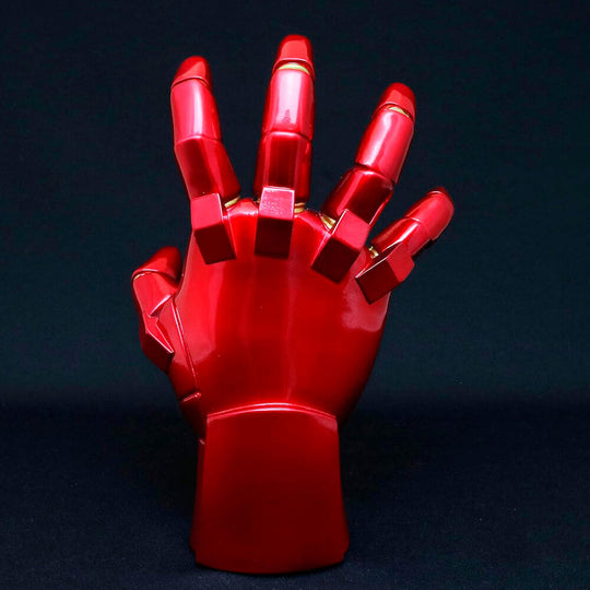 Gros plan sur les mains héroïques de la statue Iron Man avec finition rouge et or