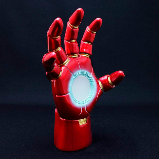 Statue Iron Man posée sur un socle noir, mettant en valeur sa posture dynamique