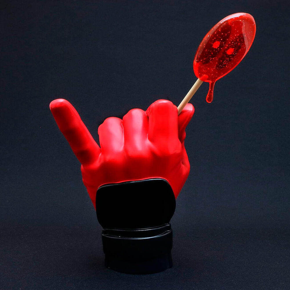 Gros plan sur la texture et la peinture vive de la statue Deadpool par Diamond Select