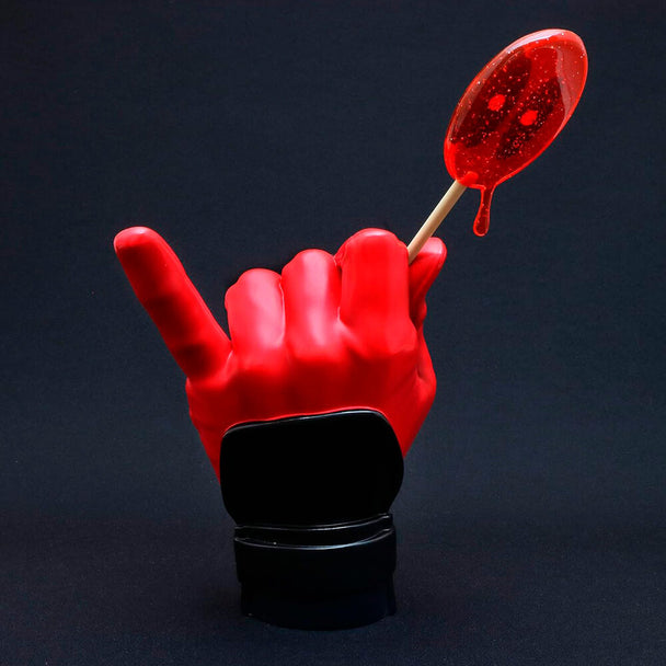 Gros plan sur la texture et la peinture vive de la statue Deadpool par Diamond Select