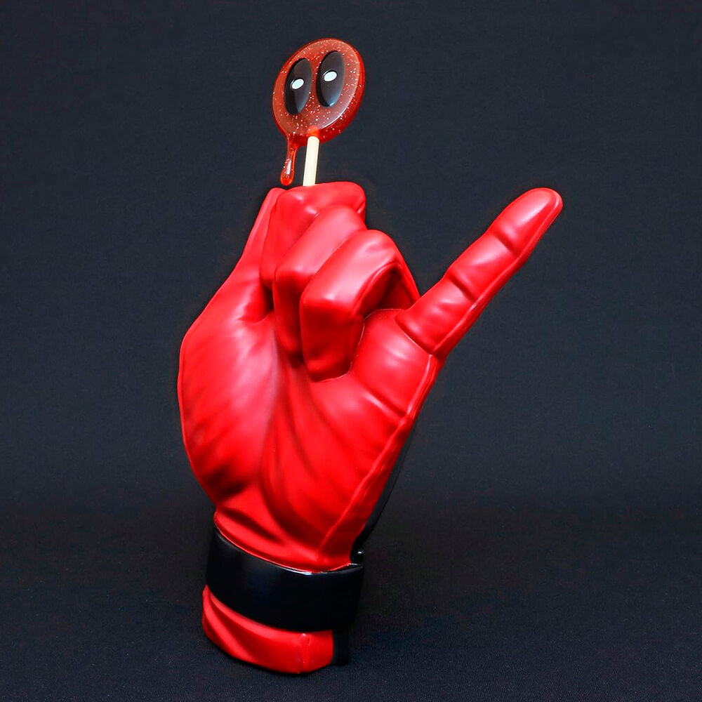 Vue arrière de la statue Deadpool Heroic Hands montrant les détails du costume et accessoires
