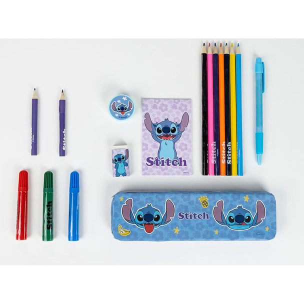 Vue rapprochée des accessoires du set de papeterie à colorier Stitch, incluant crayons de couleurs et feutres